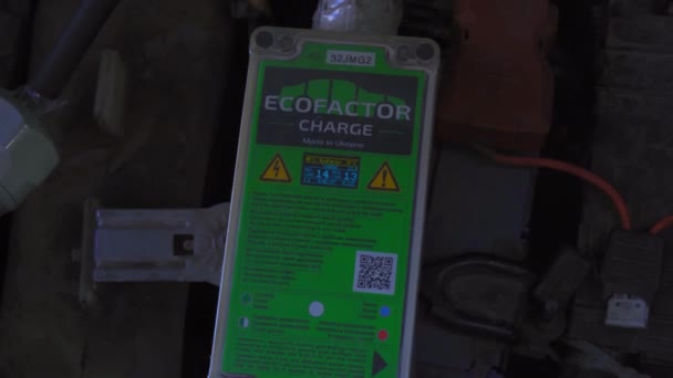 Elektrikli Araç Şarj Ekofaktörü. Birimi kontrol düğmesi ve ekran ile mühürlü plastik bir kutu şeklinde şarj etmek. Yüksek kalite 4K görüntü. 20 Haziran 2020. Kyiv, Ukrayna — Stok video