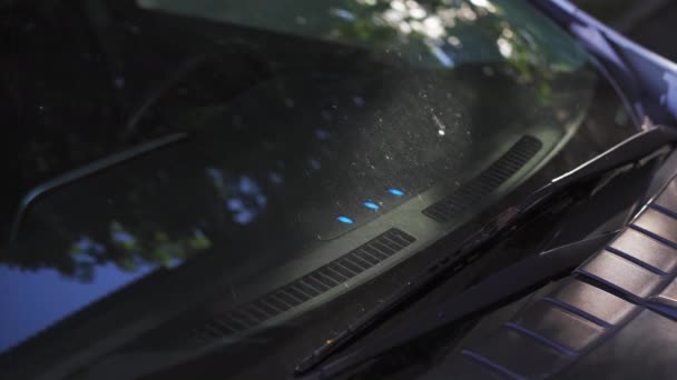 Elektrikli araba sensör flaşları. Araç şarj oluyor. Algılayıcı mavi yanıp sönüyor. — Stok video