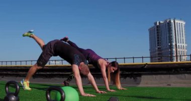 Kadın ve erkek halının üzerinde dans ediyorlar. Elleriyle bir ayağına uzanıyorlar. Bir bacağı bükülmüş. 18 Ekim 2017. Kyiv, Ukrayna. 