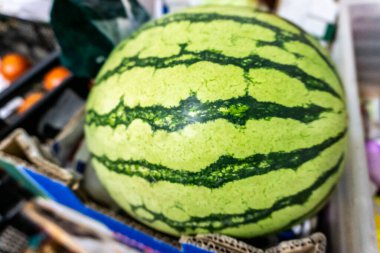 Masadaki büyük karpuzu kapat.