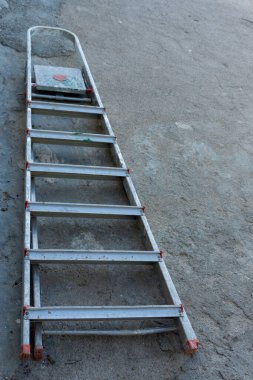 Yerde gri merdiven var.