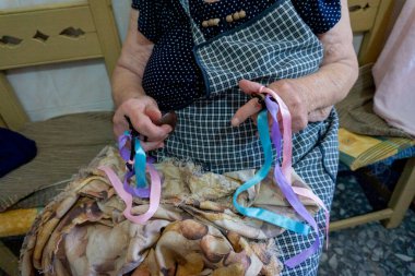 Kastanet oynarken yaşlı bir kadının elleri.