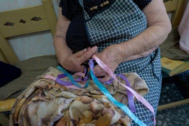 Kastanet oynarken yaşlı bir kadının elleri.