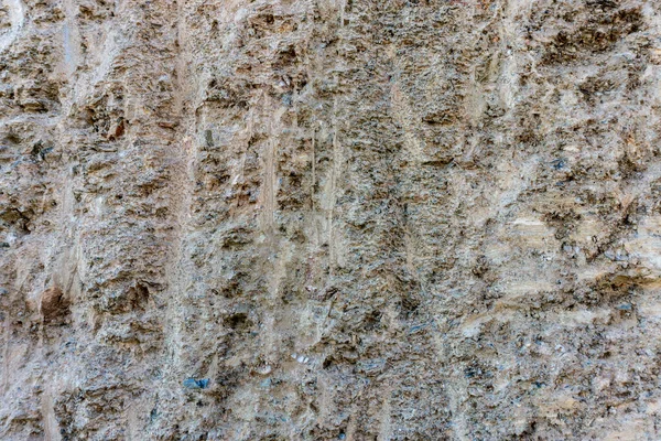 Tepe duvarı yakından kesmiş.