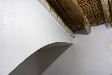 beyaz duvar ve yay ve ahşap tavan