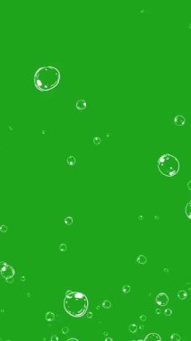 Yüzen ve yükselen şeffaf su kabarcıkları izole yeşil ekran arka planı ile, su altı temaları ve görsel efektler için mükemmel.