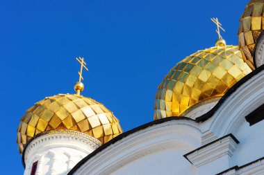Güneşli bir yaz gününde Kostroma 'daki kutsal Trinity Ipatiev manastırı. Rusya 'nın altın halkasının etrafını dolaş. Yerel turizm.