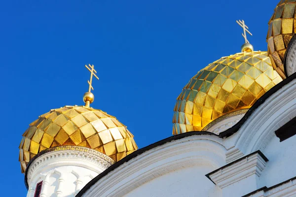 Güneşli bir yaz gününde Kostroma 'daki kutsal Trinity Ipatiev manastırı. Rusya 'nın altın halkasının etrafını dolaş. Yerel turizm.