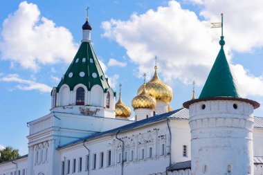 Güneşli bir yaz gününde Kostroma 'daki Kutsal Trinity Ipatiev Manastırı..