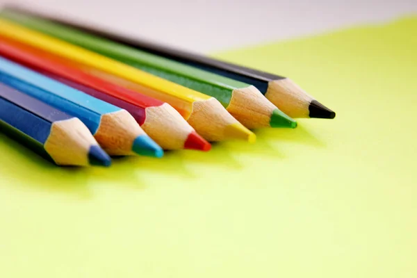 黄色の背景に色鉛筆 色鉛筆がたくさんあります カラフルな鉛筆 接近中だ 鉛筆は鋭い 鉛筆は左上隅に斜めに置かれています コピースペース フィアット — ストック写真