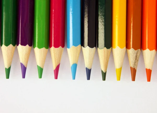 白い背景に色鉛筆 色鉛筆がたくさんあります 色鉛筆 鉛筆は鋭い 鉛筆は上にあります 美しい背景 接近中だ コピースペース — ストック写真