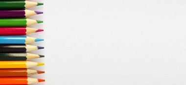 Beyaz arka planda renkli kalemler. Bir sürü farklı renkli kalem. Renkli kalem. Kalemler sivri. Kalemler solda. Güzel arka plan. Yakın plan. Uzayı kopyala Geçmişi. Düz yatıyordu. Pankart.