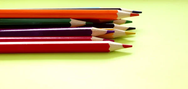 白い背景に色鉛筆 色鉛筆がたくさんあります 色鉛筆 鉛筆は鋭い 鉛筆は左側にある 美しい背景 接近中だ コピースペース — ストック写真