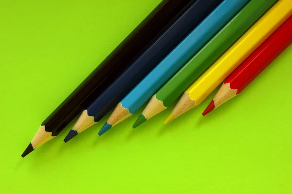 緑の背景に色鉛筆 色鉛筆がたくさんあります カラフルな鉛筆 近くに 鉛筆は鋭い 鉛筆は右上隅に斜めに置かれています コピースペース フィアット — ストック写真