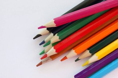 Renkli kalemler beyaz arka plan. Bir sürü farklı renkli kalem. Renkli kalem. Kalemler keskindir. Kalemler solda. Yakın plan. Uzayı kopyala Geçmişi. Düz yatıyordu.