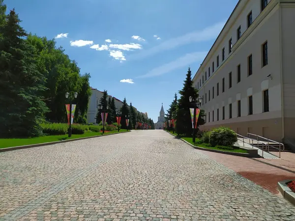 Miasto Kazan, Tatarstan, Rosja. Muzeum Narodowe Republiki Tatarstanu i Spasskaya Biała Wieża Kazańskiego Kremla przeciwko błękitnemu niebu. Pomnik UNESCO. Centrum turystyczne. Przestrzeń kopiowania — Zdjęcie stockowe