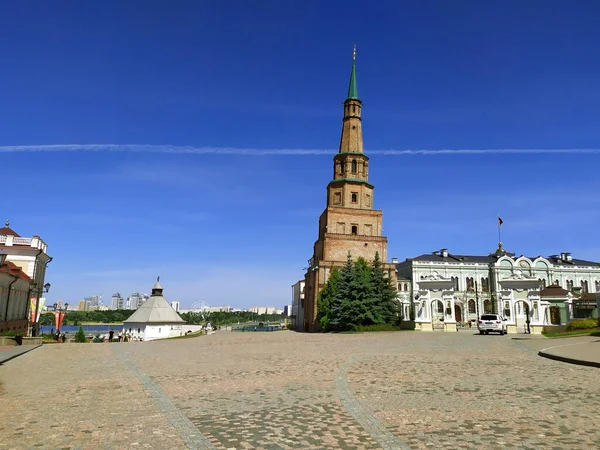 Torre inclinada de Syumbike no Kremlin Kazan contra um céu azul. Cidade de Kazan, Tatarstan, Rússia. Monumento da UNESCO. Centro de turismo. Kazan Kremlin. Espaço de cópia — Fotografia de Stock