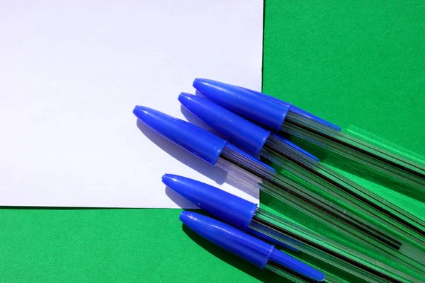 Ballpoint Pennen Voor Het Schrijven Groene Achtergrond Zicht Van Bovenaf — Stockfoto