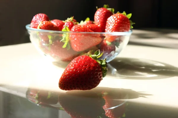 Fresas Frescas Maduras Deliciosas Plato Vidrio Mesa Montón Fresas Rojas — Foto de Stock