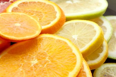 Greyfurt, portakal, limon, mandalina, limon dilimleri. Arka plan turunçgillerden yapılmıştır. Turunçgil dilimleri. Çok renkli turunçgillerin arka planı. - Evet. Doku. Duvar kağıtları. Vitaminler.