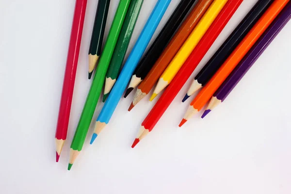 白い背景の色鉛筆 多くの異なる色の鉛筆 色鉛筆 鉛筆は鋭い 右上隅に斜めに置かれた鉛筆 接近中だ コピースペース フラットレイ — ストック写真