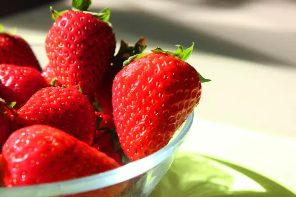 식탁에 유리판에 맛있는 딸기입니다 클로즈업 파이입니다 비타민이요 딸기가 접시의 일부입니다 — 스톡 사진