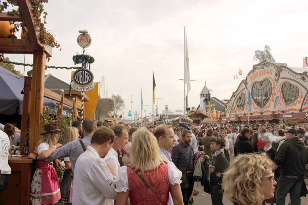 Münih, Almanya-30 Eylül 2017: Ekim Festivali, Münih. Oktoberfest bira festivalinin girişindeki sokak manzarası. Şenlik kast gruplarında çok sayıda insan
