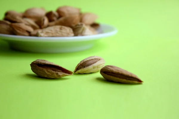 Las Almendras Limpian Centro Plato Blanco Hay Nueces Tres Nueces —  Fotos de Stock