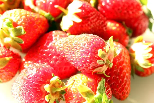 Verse Rijpe Heerlijke Aardbeien Tafel Een Borst Van Rode Aardbeien — Stockfoto