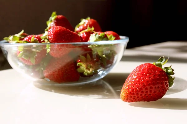 Fresas Frescas Maduras Deliciosas Plato Vidrio Sobre Mesa Pecho Las — Foto de Stock