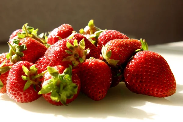 Verse Rijpe Heerlijke Aardbeien Tafel Een Borst Van Rode Aardbeien — Stockfoto