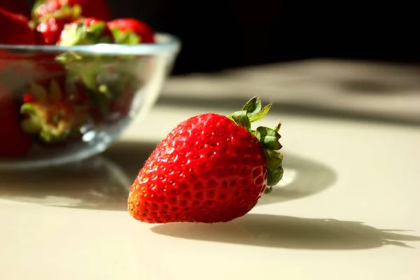 Fresas Frescas Maduras Deliciosas Plato Vidrio Sobre Mesa Pecho Las — Foto de Stock