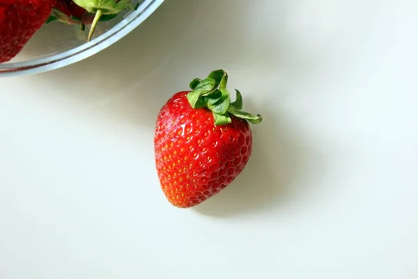 Verse Rijpe Heerlijke Aardbeien Tafel Een Borst Van Rode Aardbeien — Stockfoto