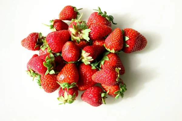 Fresas frescas maduras deliciosas sobre un fondo claro. Las fresas rojas del pecho se cierran. Comida. Complejo vitamínico. Granja. Antecedentes Textura. Copia el lugar para el texto. Fresas rojas — Foto de Stock