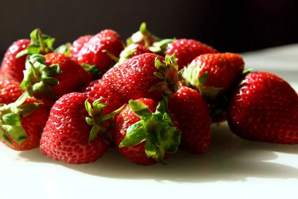 Verse rijpe heerlijke aardbeien op tafel. Een borst van rode aardbeien sluiten. Eten. Vitaminecomplex. Boerderij. Kopieer ruimte voor tekst — Stockfoto