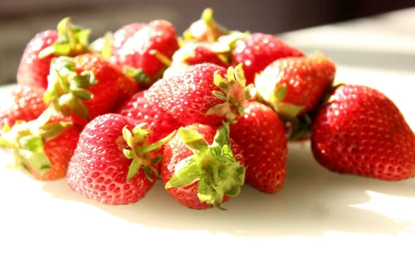 Frische Reife Köstliche Erdbeeren Auf Dem Tisch Eine Brust Roter — Stockfoto