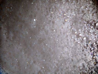 Suyun yüzeyinde sabun köpükleri. Baloncuklar küçüktür. Geçmişi. Doku.