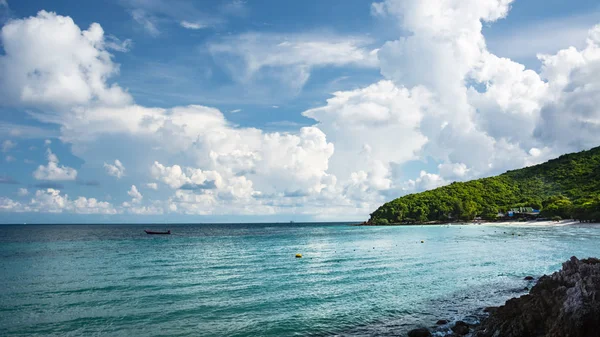 Panorama Hermosa Montaña Verde Mar Azul Nube Playa Viajes Verano —  Fotos de Stock