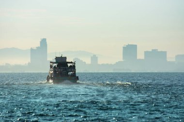 Denizin kıyıya yelken zaman yolcu teknesi. Sabah, sis ve ışık, filtre uygulanmış görüntü: Retro Vintage etkisi.