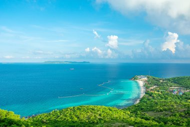 Yüksek açı görünümü Panorama ünlü Samae Beach Koh Lan güzel Körfez, Pattaya, Chonburi, Tayland ile