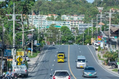 Phuket, Tayland - 23 Haziran 2018: Phuket Island, Tayland şehir araba ve yol trafiği