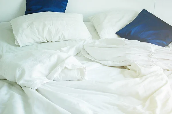 Almohada Blanca Azul Oscuro Cama Con Manta Desordenada Arruga Dormitorio —  Fotos de Stock