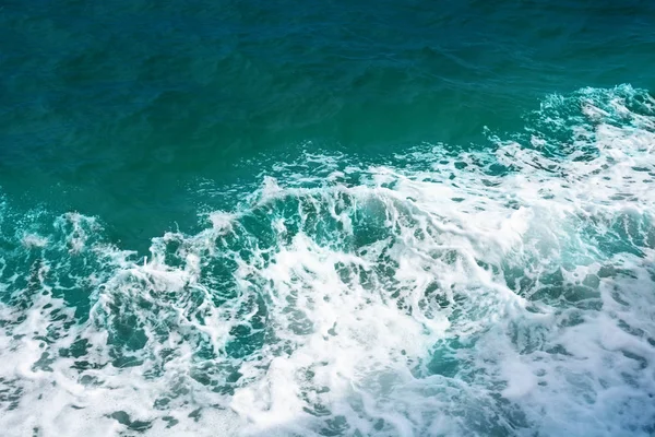 Deep Blue Sea su yüzeyi beyaz köpük ve dalgalar desen, arka plan fotoğraf doku