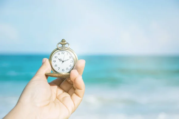 Main Tenir Vieille Montre Poche Avec Écran Blanc Avec Beau — Photo