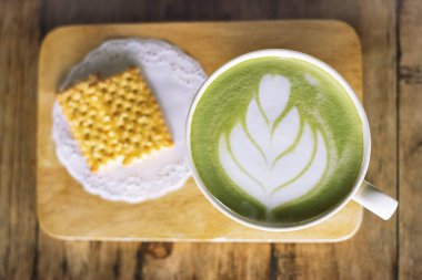 Matcha Latte yeşil çay koyu ahşap arka plan üzerinde.