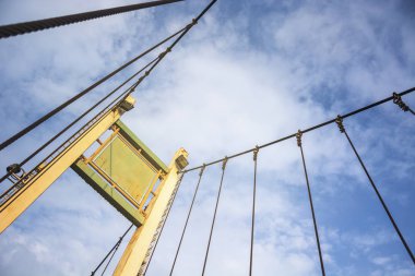 Beton direkler ve tel halat askı köprü Mount ve berrak mavi gökyüzünün yapısı.