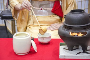 Geleneksel Japon çay töreni olduğunu Perfomed tarafından çay Master içinde Kimono