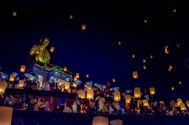 Lamphun, Tayland - 22 Kasım 2018: Halk ve turistler Khom loy, gökyüzüne Yee Peng Festivali'nde Wat Doi Ti,: Lamphun, Thailand, sıcak hava balonu kağıt yayın.