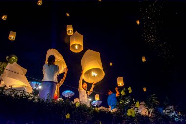 Lamphun, Tayland - 22 Kasım 2018: Halk ve turistler Khom loy, gökyüzüne Yee Peng Festivali'nde Wat Doi Ti,: Lamphun, Thailand, sıcak hava balonu kağıt yayın.