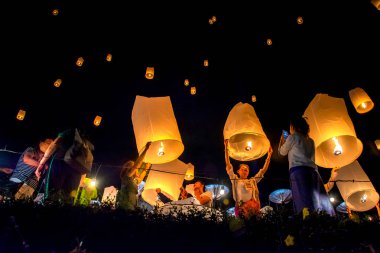 Lamphun, Tayland - 22 Kasım 2018: Halk ve turistler Khom loy, gökyüzüne Yee Peng Festivali'nde Wat Doi Ti,: Lamphun, Thailand, sıcak hava balonu kağıt yayın.